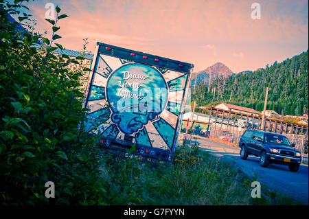 Cargo van abandonné couvert de l'art à Sitka, Alaska, USA. Photographie par Jeffrey Wickett, NorthLight la photographie. https://no Banque D'Images
