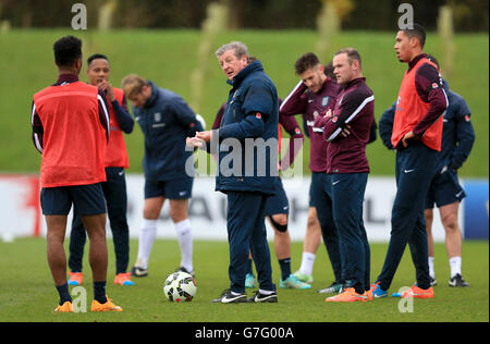 Football - UEFA Euro 2016 - qualification - Groupe E - Angleterre / Slovénie - Angleterre entraînement et Conférence de presse - Parc St George.Roy Hodgson, directeur de l'Angleterre, donne des instructions à ses joueurs lors d'une séance d'entraînement au parc St George, Burton Upon Trent. Banque D'Images