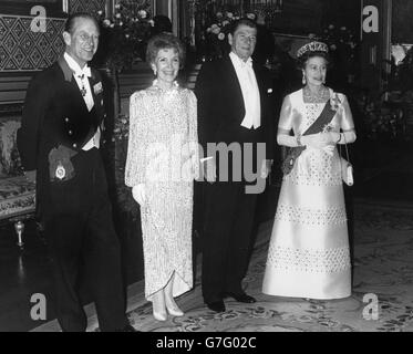 (l-r) le duc d'Édimbourg, Nancy Reagan, le président Ronald Reagan et la reine Elizabeth II, photographiés avant d'assister à un banquet au château de Windsor. Banque D'Images