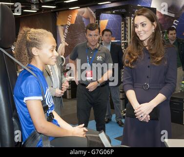 La duchesse de Cambridge, patronne de SportsAid rencontre de jeunes athlètes potentiels lors d'un atelier SportsAid au Laboratoire de performance humaine de GSK à l'ouest de Londres. Banque D'Images