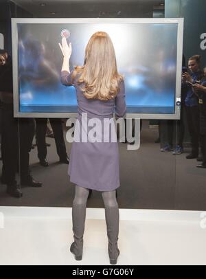 La duchesse de Cambridge, patron de SportsAid, exécute un programme de tests cognitifs lors d'un atelier SportsAid au Laboratoire de performance humaine de GSK à l'ouest de Londres. Banque D'Images