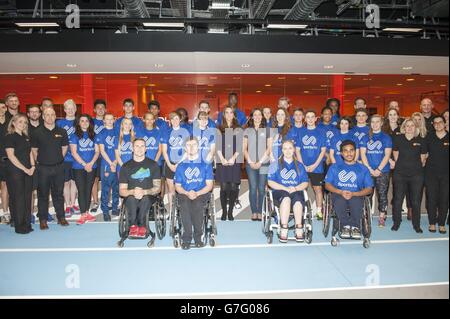 La duchesse de Cambridge, patronne de SportsAid pose pour une photographie avec de jeunes athlètes potentiels à un atelier SportsAid au Laboratoire de performance humaine GSK à l'ouest de Londres. Banque D'Images