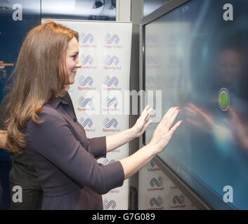 La duchesse de Cambridge, patron de SportsAid, exécute un programme de tests cognitifs lors d'un atelier SportsAid au Laboratoire de performance humaine de GSK à l'ouest de Londres. Banque D'Images