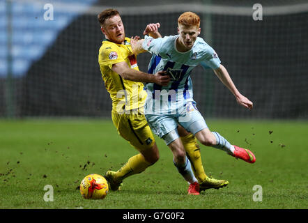 Soccer - Johnstone's Paint Trophy - Area Quarter final - Coventry City / Plymouth Argyle - Ricoh Arena.Jordan Willis de Coventry City et Deane Smalley de Plymouth Argyle (à gauche) se disputent le ballon Banque D'Images