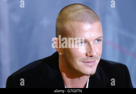 David Beckham lors d'une présentation en magasin à Virgin Megastore sur Oxford Street, dans le centre de Londres, pour signer des copies de son DVD officiel de formation, « Really Bend it like Beckham ». Banque D'Images