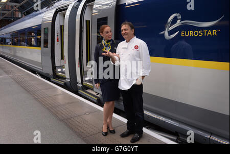 Josephine Warren, membre de l'équipage de l'Eurostar, et le chef Raymond blanc, ont conçu le menu pour les passagers de la classe affaires voyageant sur le tout nouveau train Eurostar e320, qui a été dévoilé ce matin à la gare internationale de St Pancras à Londres. Banque D'Images