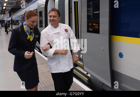 Josephine Warren, membre de l'équipage de l'Eurostar, et le chef Raymond blanc, ont conçu le menu pour les passagers de la classe affaires voyageant sur le tout nouveau train Eurostar e320, qui a été dévoilé ce matin à la gare internationale de St Pancras à Londres. Banque D'Images