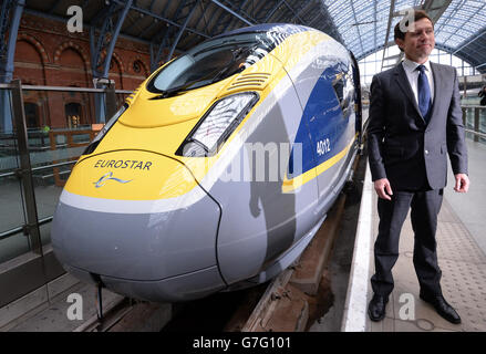 Nicolas Petrovic, Directeur général d'Eurostar, avec le train Eurostar e320 récemment lancé à la gare internationale de St Pancras à Londres ce matin. Banque D'Images