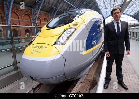 Nicolas Petrovic, Directeur général d'Eurostar, avec le train Eurostar e320 récemment lancé à la gare internationale de St Pancras à Londres ce matin. Banque D'Images