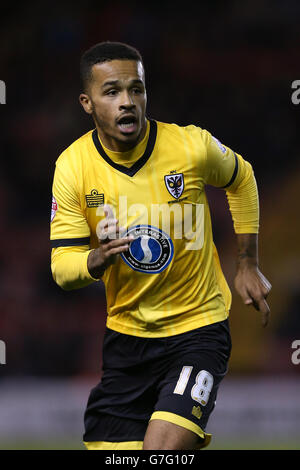 Soccer - Johnstone's Paint Trophy - Area Quarter final - Bristol City v AFC Wimbledon - Ashton Gate. Jake Nicholson, AFC Wimbledon Banque D'Images