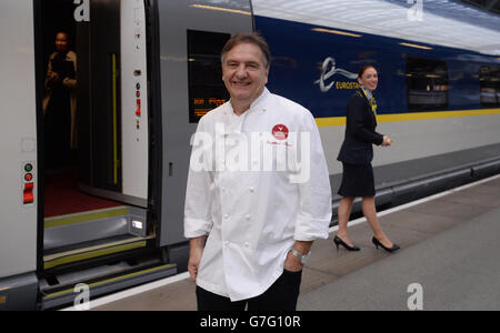 Le chef Raymond blanc a conçu le menu pour les passagers de la classe affaires voyageant sur le tout nouveau train Eurostar e320 qui a été dévoilé ce matin à la gare internationale de St Pancras à Londres. Banque D'Images