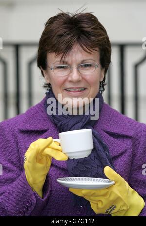 Julie Walters pose pour les photographes lors d'une séance photo à l'extérieur du Theatre Royal, Haymarket à Londres. Julie et Victoria Wood discutent des plans de leur prochaine comédie musicale basée sur la sitcom primée de la BBC « Acorn antiques » de Victoria. La production devrait entrer dans le West End l'année prochaine. Banque D'Images