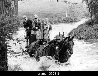 Le Prince Philip, qui conduit l'équipe des Bays de la Reine, fait un plongeon à Home Park, au château de Windsor, tout en participant à la section obstacle du Grand Prix International de conduite, lors du Royal Windsor Horse Show. *numérisation basse résolution à partir de l'impression, haute résolution disponible sur demande* Banque D'Images