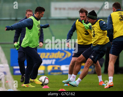 Robbie Keane (à gauche) de la République d'Irlande et Darron Gibson lors d'une séance d'entraînement au parc Gannon, Malahide. Banque D'Images