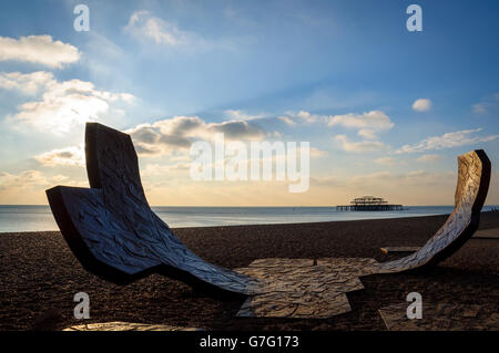 Sculpture abstraite par Charles Hadcock sur la plage de Brighton en Angleterre, Royaume-Uni. Jetée ouest à l'arrière-plan. Novembre 2010. Banque D'Images