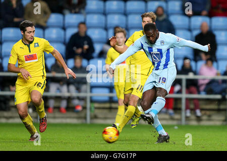 Soccer - Johnstone's Paint Trophy - Area Quarter final - Coventry City / Plymouth Argyle - Ricoh Arena. Frank Nouble, de Coventry City, a tiré sur le but Banque D'Images