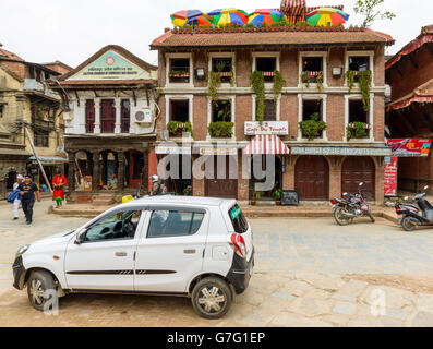 Maruti Suzuki un taxi et le Café du Temple à Patan, Népal Banque D'Images
