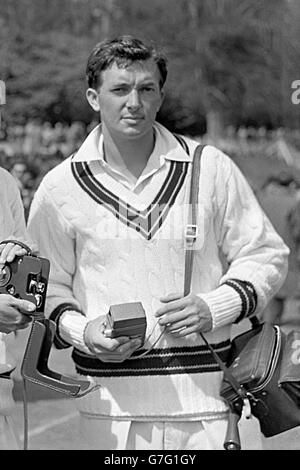 Cricket - Duke of Norfolk's XI v Australia - Arundel Castle Cricket Club Ground, Arundel.Richie Benaud d'Australie avec sa caméra vidéo avant le match. Banque D'Images