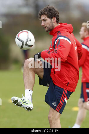 Football - International friendly - Ecosse / Angleterre - Scotland Training and Press Conference - Mar Hall.Charlie Mulgrew, en Écosse, lors d'une séance d'entraînement à Mar Hall, près de Glasgow. Banque D'Images