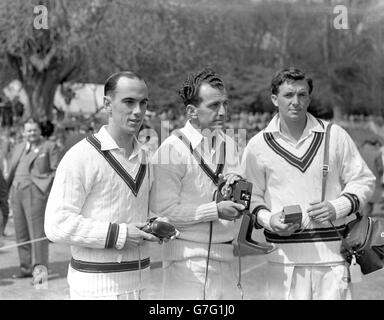 Une partie de l'équipe australienne avec ses caméras et caméras vidéo avant le match. (l-r) Ian Craig, Ken Mackay, Richie Benaud. Banque D'Images