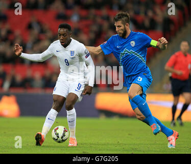 Football - UEFA Euro 2016 - qualification - Groupe E - Angleterre / Slovénie - Wembley.Danny Welbeck en Angleterre et Bostjan Cesar en Slovénie (à droite) en action Banque D'Images