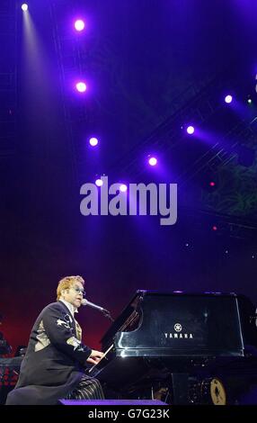 Sir Elton John joue en direct sur scène à la Metro radio Arena de Newcastle upon Tyne, pour lancer la première d'une série de dates britanniques de décembre. Banque D'Images