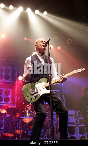 Le guitariste Francis Rossi du groupe de rock statu quo sur scène, lors de leur concert au Wembley Arena de Londres. Banque D'Images