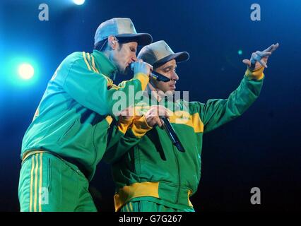 Artistes RAP les Beastie Boys se produisent en direct sur scène à la Wembley Arena dans le nord de Londres, pour promouvoir leur dernier album "to the 5 Boroughs". Banque D'Images