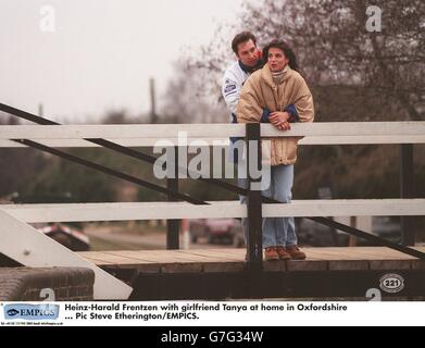 Heinz-Harald Frentzen avec sa petite amie Tanya à la maison dans l'Oxfordshire Banque D'Images