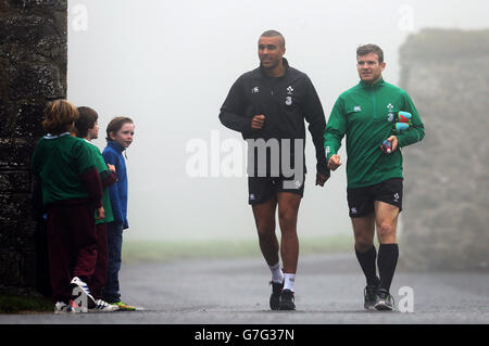 Rugby Union - Guinness Series 2014 - Irlande / Australie - Irlande session de formation et conférence de presse - Carton House Hotel.Gordon d'Arcy en Irlande (à gauche) et Simon Zebo lors d'une session de formation à l'hôtel Carton House, Kildare en Irlande. Banque D'Images