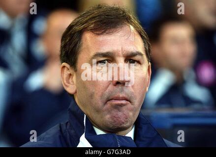 Bryan Robson, gérant de West Bromwich Albion, regarde son équipe perdre 0-1 ans au match Barclays Premiership aux Hawthorns, West Bromwich, samedi 11 décembre 2004. Banque D'Images