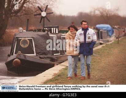 Heinz-Harald Frentzen à la maison.Heinz-Harald Frentzen et sa petite amie Tanya marchant près du canal près de leur maison dans le Oxfordshire Banque D'Images