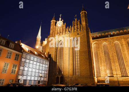 Eglise St Mary (Polonais : Bazylika Mariacka) à Gdansk, Pologne la nuit, de la vieille ville historique de la ville Banque D'Images