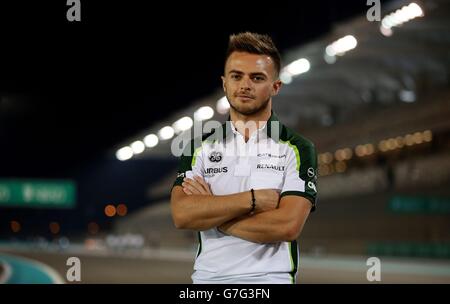 Courses automobiles - Championnat du monde de Formule 1 - Grand Prix d'Abu Dhabi 2014 - activité Paddock - circuit Yas Marina.Caterham's will Stevens lors d'une promenade sur la piste au circuit Yas Marina, à Abu Dhabi. Banque D'Images