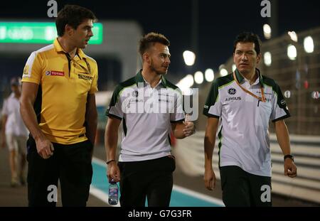 Caterham's will Stevens (centre) lors d'une promenade sur la piste au circuit Yas Marina, Abu Dhabi. Banque D'Images