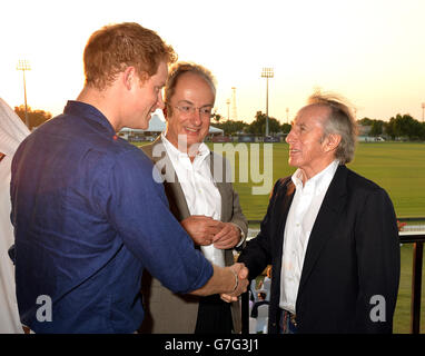 Le Prince Harry, président de Sentebale Philip Green et Sir Jackie Stewart, en prévision du match de la coupe de polo Sentebale au Ghantoot Racing & Polo Club à Abu Dhabi, dans les Émirats arabes Unis, lors de sa visite au Moyen-Orient. Banque D'Images