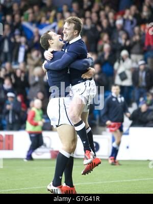 Stuart Hogg, en Écosse, fête avec Tim visser, coéquipier, après avoir testé le test d'automne du vigogo au Rugby Park, à Kilmarnock. Banque D'Images