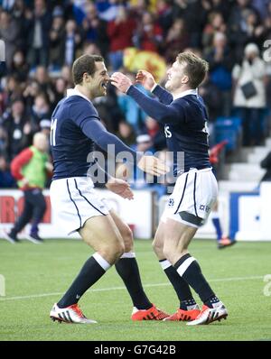 Stuart Hogg, en Écosse, fête avec Tim visser, coéquipier, après avoir testé le test d'automne du vigogo au Rugby Park, à Kilmarnock. Banque D'Images