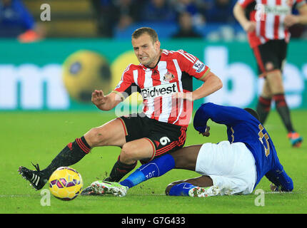 Jeffrey Schlupp (à droite) de Leicester City et Lee Cattermole de Sunderland se battent pour le ballon lors du match de la Barclays Premier League au King Power Stadium de Leicester. Banque D'Images