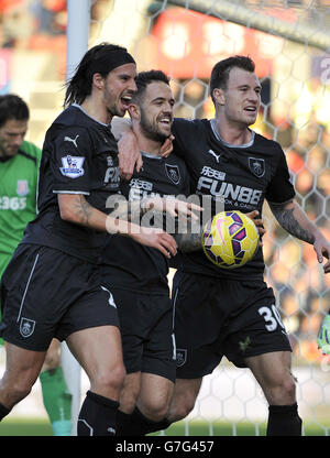 Danny ings (au centre) de Burnley célèbre avec ses coéquipiers George Boyd (à gauche) et Ashley Barnes après avoir terminé le deuxième but du match pour son côté. Banque D'Images