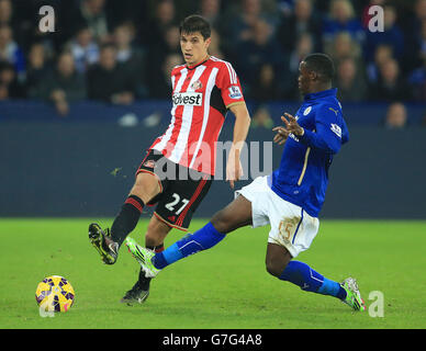 Jeffrey Schlupp (à droite) de Leicester City et Santiago Vergini de Sunderland se disputent le ballon lors du match de la Barclays Premier League au King Power Stadium de Leicester. Banque D'Images