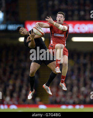 Alex Cuthbert (à droite) du pays de Galles et Julian Savea de la Nouvelle-Zélande se battent pour le ballon lors du match de la Dove Men Series au Millennium Stadium de Cardiff. Banque D'Images