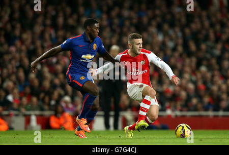 Tyler Blackett de Manchester United (à gauche) et Jack Wilshere d'Arsenal (à droite) bataille pour le ballon Banque D'Images