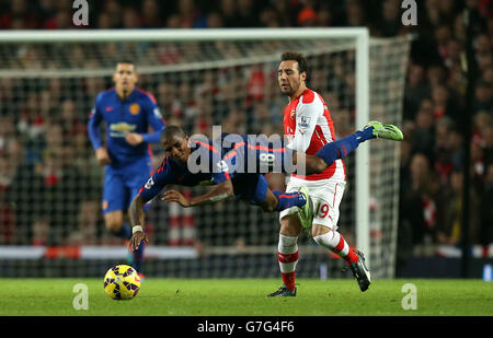 Football - Barclays Premier League - Arsenal / Manchester United - Emirates Stadium.Arsenal's Santi Cazorla (à droite) fouette Ashley Young de Manchester United (à gauche) Banque D'Images