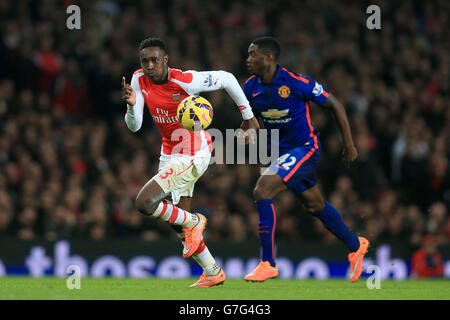 Le Danny Welbeck d'Arsenal s'éloigne de Tyler Blackett (à droite) de Manchester United lors du match de la Barclays Premier League au stade Emirates de Londres. APPUYEZ SUR ASSOCIATION photo. Date de la photo: Samedi 22 novembre 2014. Voir PA Story FOOTBALL Arsenal. Le crédit photo devrait être Mike Egerton/PA Wire. 45 images maximum pendant une comparaison. Pas d'émulation vidéo ni de promotion en direct. Aucune utilisation dans les jeux, les compétitions, les marchandises, les Paris ou les services de club/joueur unique. Ne pas utiliser avec les fichiers audio, vidéo, données, présentoirs ou logos de club/ligue non officiels. Banque D'Images