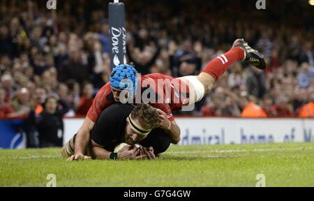 Kieran Read en Nouvelle-Zélande plonge pour marquer la quatrième tentative de son côté après que le coup de pied de la boîte Mike Phillips (non représenté) du pays de Galles soit redescendu pendant le match Dove Men Series au Millennium Stadium, Cardiff. Banque D'Images