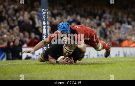 Kieran Read en Nouvelle-Zélande plonge pour marquer la quatrième tentative de son côté après que le coup de pied de la boîte Mike Phillips (non représenté) du pays de Galles soit redescendu pendant le match Dove Men Series au Millennium Stadium, Cardiff. Banque D'Images