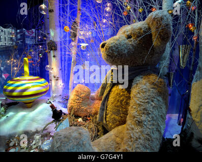 Une partie de la fenêtre de Noël est affichée au grand magasin Harrods de Knightsbridge, dans le centre de Londres. Banque D'Images