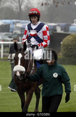 Tony McCoy à Southfield Royale revient à l'enclos des gagnants après avoir gagné les conseils gratuits à raceclear.co.uk novices de course de haies à l'hippodrome de Fontwell, Arundel. Banque D'Images