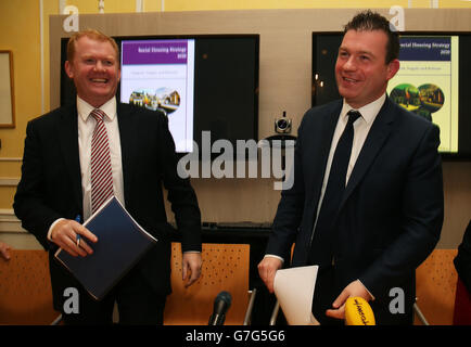 Le ministre de l'Environnement, Alan Kelly (à droite), et le ministre d'État au ministère de l'Environnement, M. Paudie Coffey, lors du lancement de la Stratégie de logement social à la maison personnalisée, à Dublin. Banque D'Images